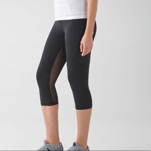 Lululemon outrun crop sz 6 black